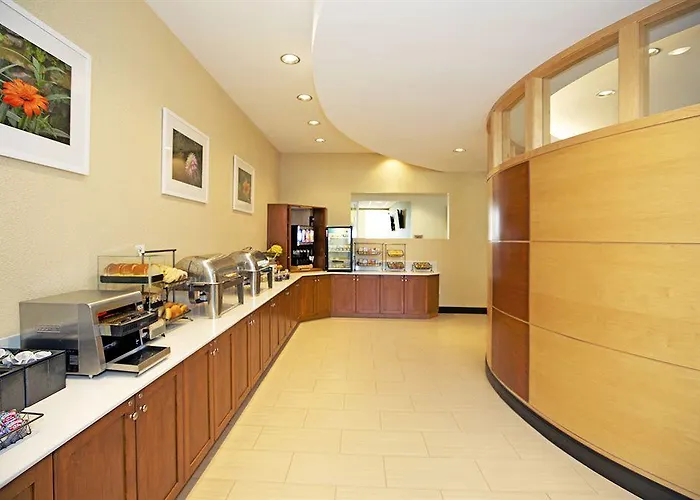Springhill By Marriott North Shore Hotel 3*