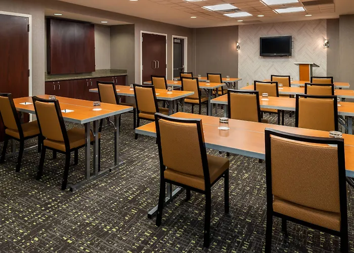 Springhill By Marriott North Shore Hotel 3*